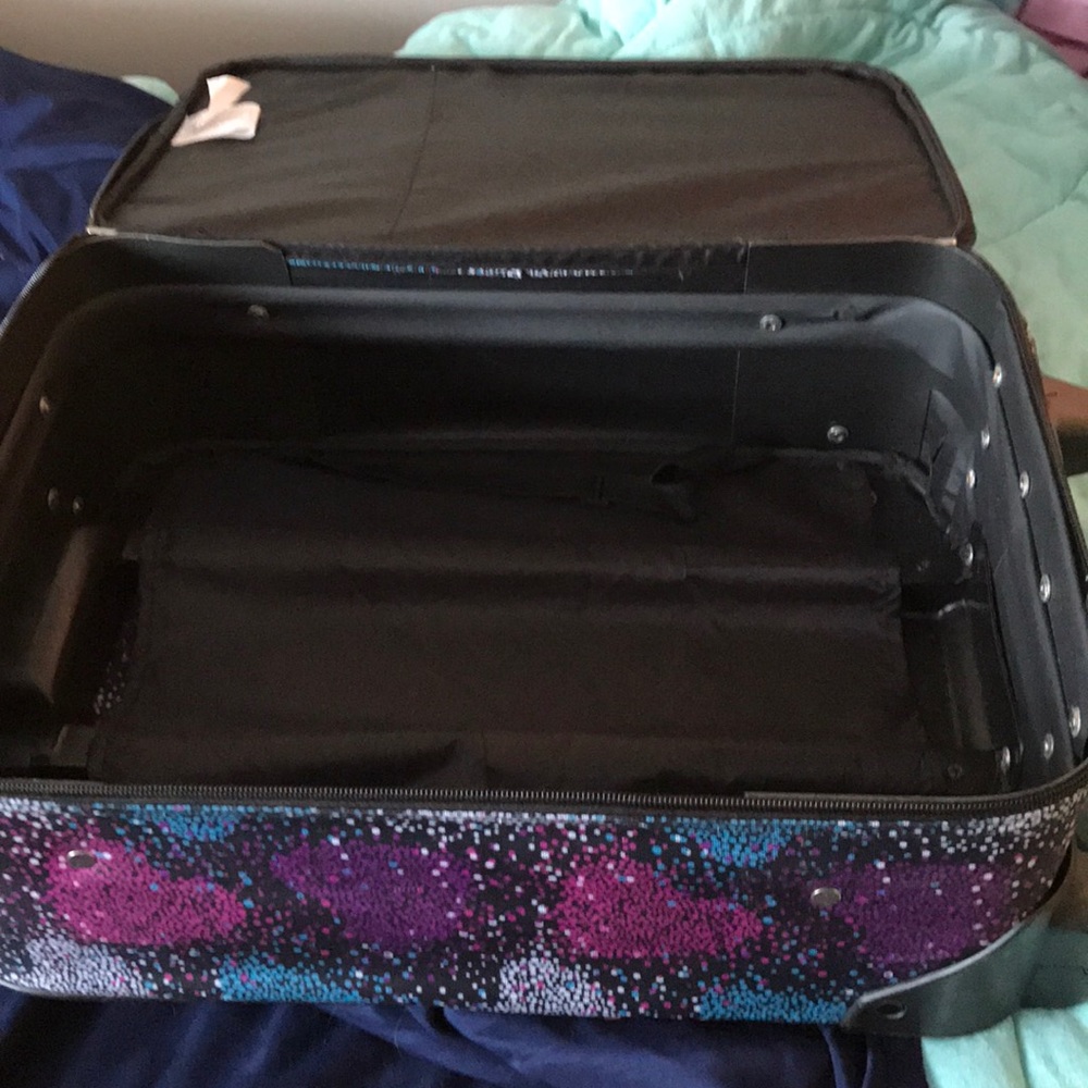 Suitcase carry on size